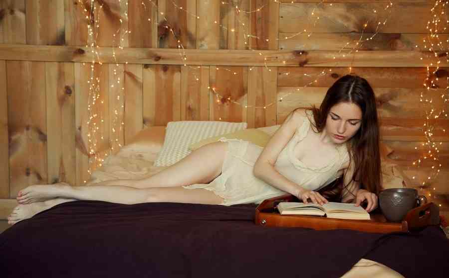 ліжко з м'яким узголів'ям